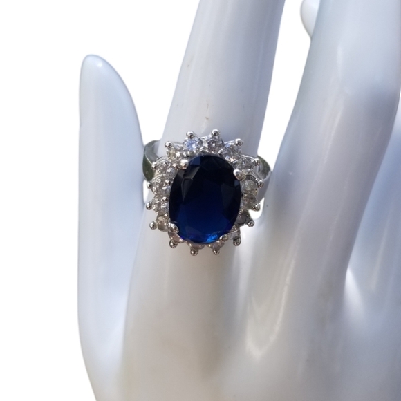 VINTAGE OVAL CUT SAPPHIRE BLUE GLASS STONE & SILVERPLATED COCKTAIL RING - Picture 1 of 6